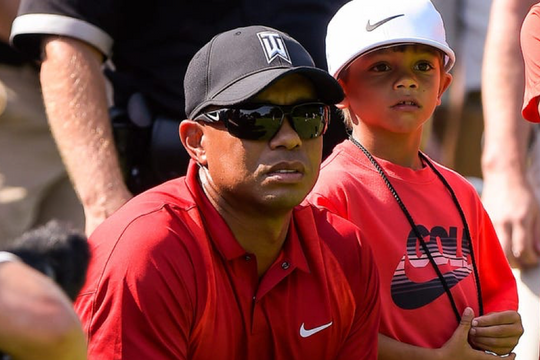 Con trai Tiger Woods gây bất ngờ với khả năng swing điêu luyện