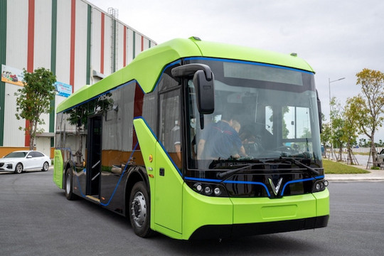 Xe buýt đầu tiên tại Việt Nam được tích hợp các giải pháp IoT