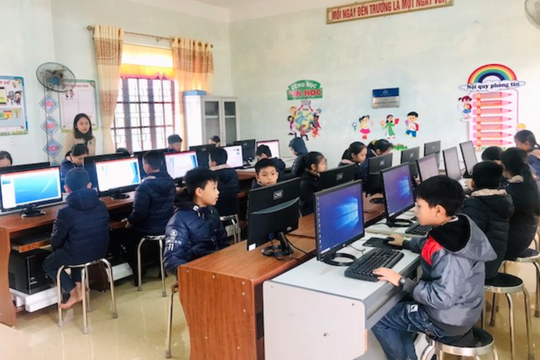 Tập đoàn công nghệ CMC tặng 110 bộ máy tính cho học sinh vùng lũ 