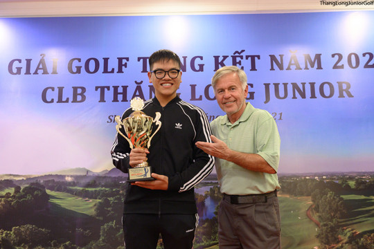 Golfer Nguyễn Bảo Long giành cúp vô địch giải golf Tổng kết năm 2020 CLB Thăng Long Junior