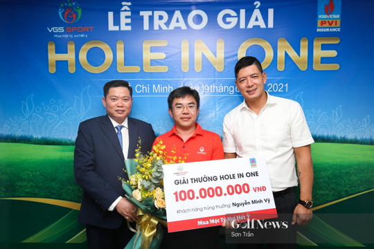 Golfer Nguyễn Minh Vỹ nhận giải thưởng HIO 100 triệu đồng từ VGS Sport