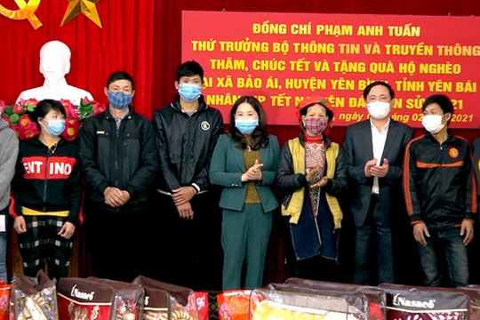 Thứ trưởng Bộ Thông tin và Truyền thông Phạm Anh Tuấn thăm, tặng quà các hộ nghèo huyện Yên Bình