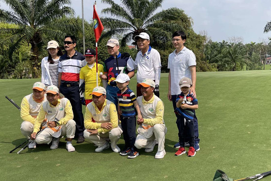 Golfer 12 tuổi trúng giải thưởng HIO 200 triệu trong vòng golf đầu năm Tân Sửu.