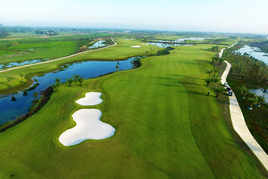 West Lakes Golf & Villas: Vẻ đẹp cùng thách thức song hành