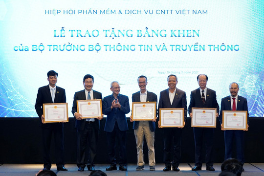13 DN nhận bằng khen của Bộ trưởng Bộ TT&TT vì những đóng góp cho ngành CNTT