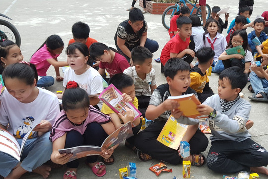 Tặng sách cho học sinh vùng Vị Xuyên - Hà Giang