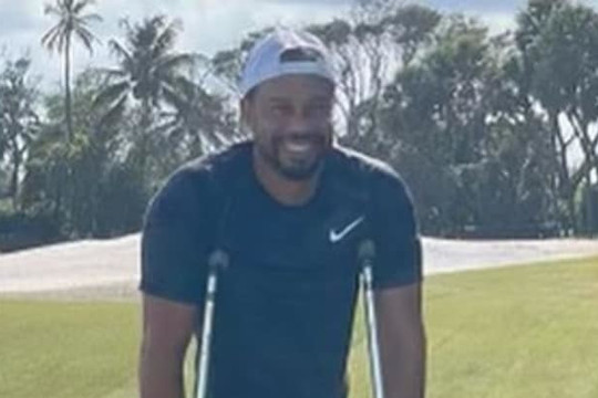 Tiger Woods đã có thể đi lại sau tai nạn xe hơi