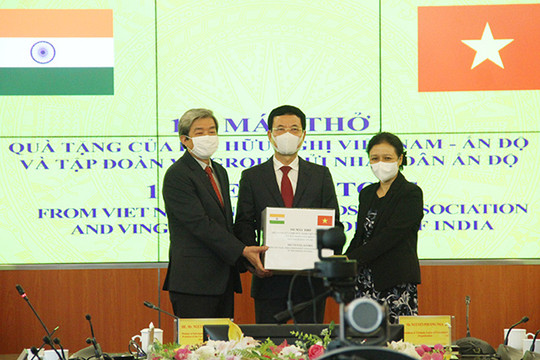 Việt Nam trao tặng 100 máy thở cho nhân dân Ấn Độ