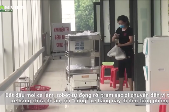 Robot vận chuyển đưa cơm, thuốc cho bệnh nhân Covid-19 tại tâm dịch Bắc Ninh