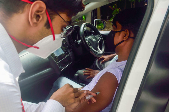 Pakistan: Không tiêm vắc xin Covid-19 sẽ bị chặn SIM di động