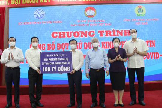 Bộ trưởng Nguyễn Mạnh Hùng trao 100 tỷ đồng kinh phí nhắn tin ủng hộ Quỹ Vắc xin phòng Covid-19