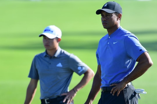 Collin Morikawa học cách sử dụng gậy sắt từ Tiger Woods