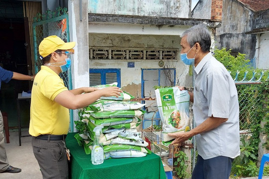 "Hạt vàng Bưu điện" trao hàng chục tấn gạo đến người dân khó khăn tại Tiền Giang