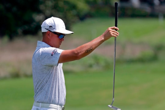 Đường đến FedEx Cup Playoffs xa hơn với Rickie Fowler sau vòng 1 Wyndham Championhsip