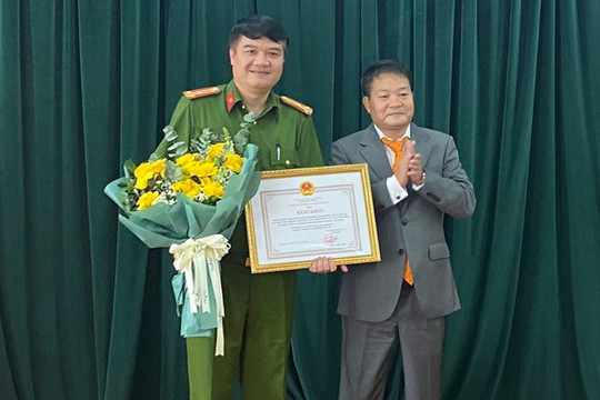 Bộ TT&TT tặng bằng khen cho lực lượng công an phá vụ án 3,5 triệu cuốn sách giáo khoa giả ở Hà Nội