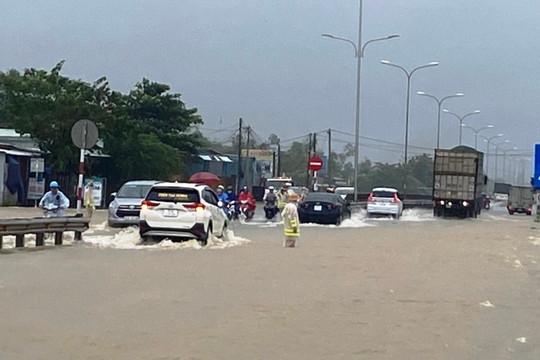 Mưa lớn kéo dài nhiều tuyến đường ở Quảng Nam bị ngập sâu
