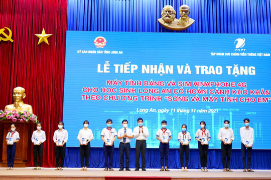 VNPT trao hơn 8000 máy tính bảng tại Đồng Nai, Long An theo chương trình "Sóng và máy tính cho em"