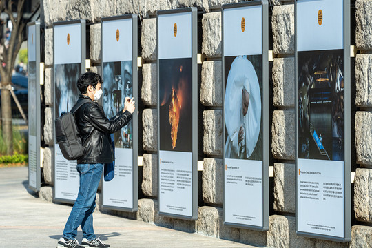 "Cuộc sống bình thường mới" qua triển lãm ảnh báo chí quốc tế Seoul 2021