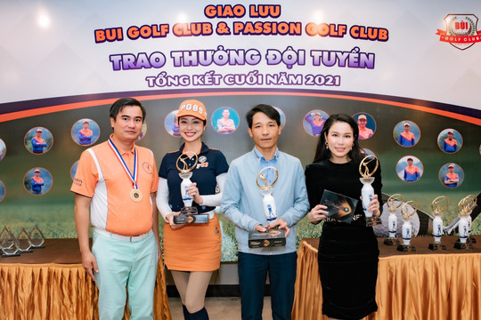 Hoa hậu Jennifer Phạm ẵm cup trong Giải golf Giao lưu giữa CLB golf họ Bùi và CLB Passion Golf