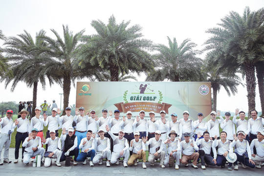 Golfer Dương Văn Vinh vô địch giải đấu kỷ niệm 5 năm thành lập CLB Golf Việt Hưng