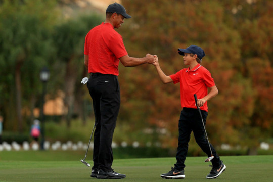Nhìn lại hành trình trở lại của Tiger Woods sau tai nạn xe hơi
