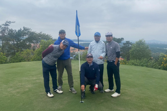 Golfer Phạm Văn Dũng trở thành khách hàng may mắn thứ 7 trong tháng 12 trúng giải thưởng tiền mặt đến từ gói Dịch vụ giải thưởng HIO 