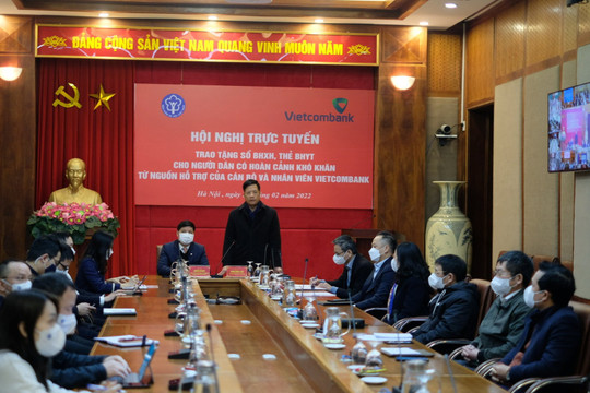 BHXH Việt Nam phối hợp với Vietcombank tặng hơn 12.000 sổ BHXH, thẻ BHYT cho người dân khó khăn