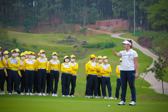 Nhà vô địch Nguyễn Thảo My chia sẻ kiến thức golf với caddie sân Tràng An