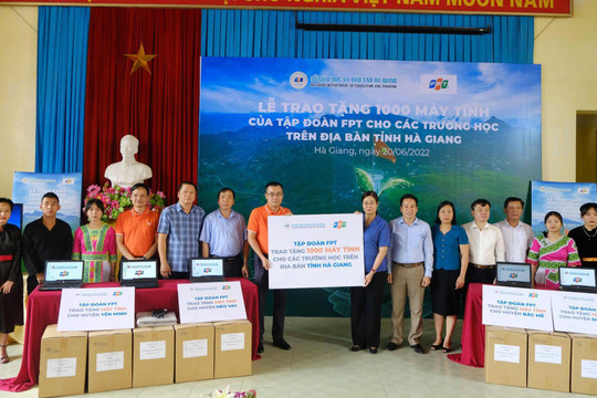Thúc đẩy CĐS giáo dục, FPT trao tặng 1.000 máy tính cho học sinh tỉnh Hà Giang