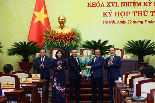 100% đại biểu bầu ông Trần Sỹ Thanh làm Chủ tịch UBND thành phố Hà Nội