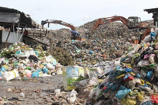 Xử lý rác thải rắn sinh hoạt: Còn nhiều những bãi chôn lấp lạc hậu, kém vệ sinh