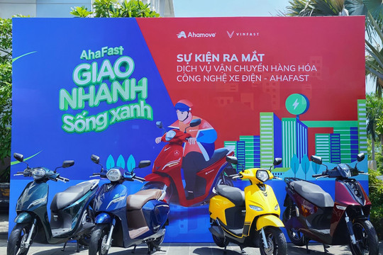 VinFast bắt tay Ahamove ra mắt AhaFast, dịch vụ vận chuyển hàng hóa bằng xe máy điện