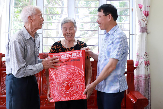 Thăm, tặng quà người cao tuổi huyện Tân Yên, Bắc Giang