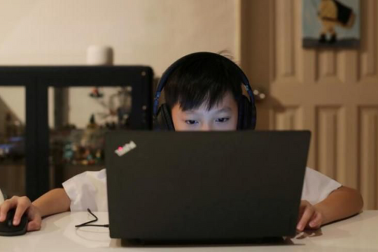 3/10 phụ huynh Singapore lo lắng về an toàn trực tuyến cho trẻ em