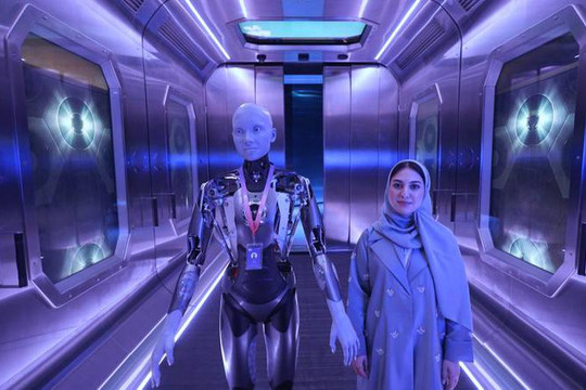 Bảo tàng Tương lai tại Dubai sử dụng robot hình người để đón khách tham quan