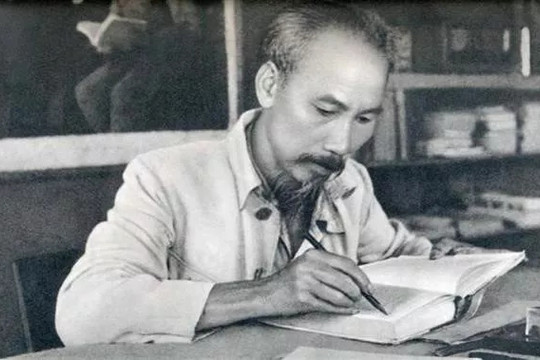 Ý nghĩa lịch sử của Ngày sách và tấm gương đọc sách Hồ Chí Minh