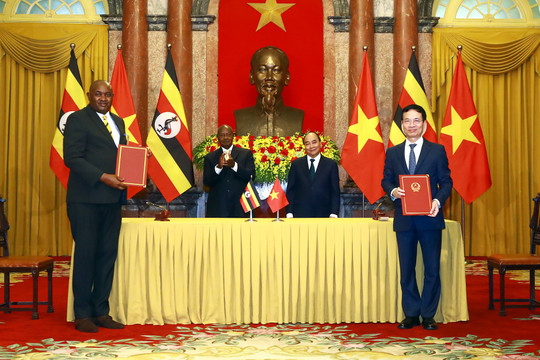 Chủ tịch nước và Tổng thống Uganda chứng kiến ký kết hợp tác thông tin truyền thông