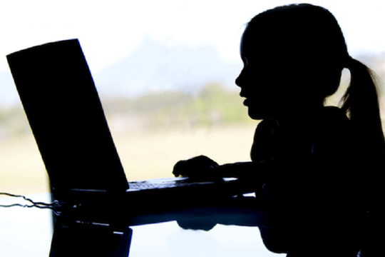 Dấu hiệu trẻ em có nguy cơ trở thành mục tiêu của lạm dụng online