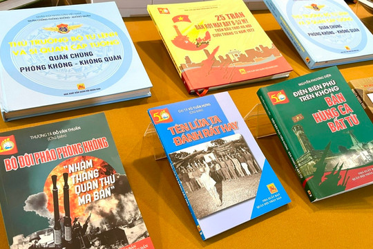 Ra mắt bộ sách kỷ niệm 50 năm chiến thắng Hà Nội - Điện Biên Phủ trên không