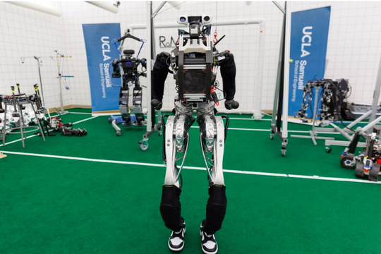 ARTEMIS, robot hình người đá bóng đã sẵn sàng ra sân