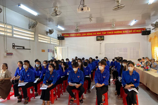 Huyện đoàn Trần Văn Thời tập huấn nâng cao hiệu quả sử dụng DVCTT cho học sinh