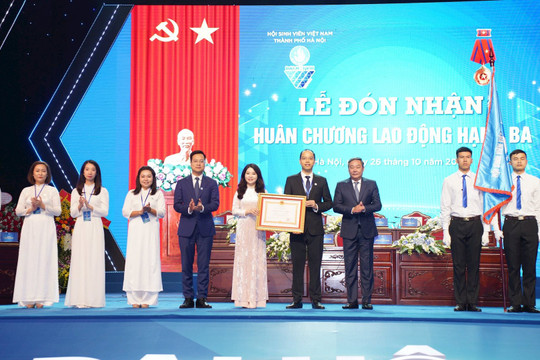 Hội Sinh viên TP Hà Nội đón nhận Huân chương Lao động hạng Ba
