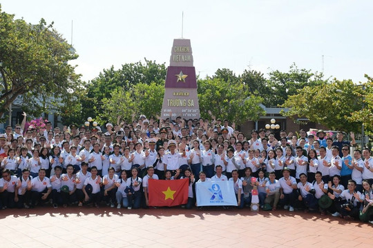 Hoa hậu Đỗ Thị Hà và 200 đại biểu sinh viên thăm Trường Sa