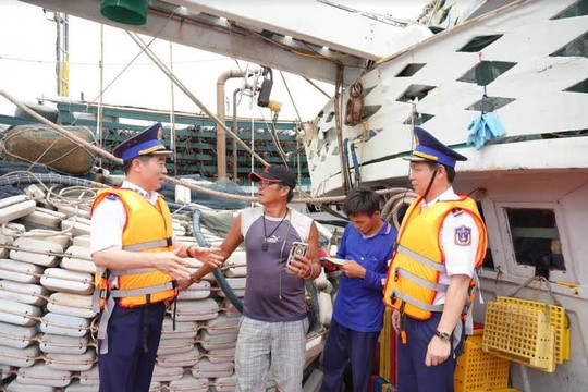 Cảnh sát biển đồng hành bảo vệ ngư dân trên mọi mặt trận