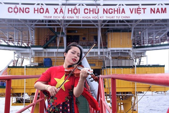Nghệ sĩ violin Trịnh Minh Hiền làm MV về Trường Sa