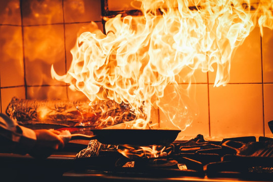 Cách xử lý đám cháy dầu, mỡ khi nấu ăn