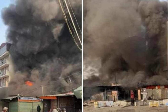 Lực lượng chữa cháy tại chỗ và cảnh sát PCCC dập tắt đám cháy ở chợ tạm nông sản Văn Quán