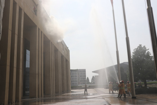 Diễn tập phương án chữa cháy ở tòa nhà Trung tâm hành chính tỉnh Bình Dương