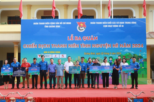 Đoàn Thanh niên Khối các cơ quan Trung ương, Bộ TT&TT trao tặng máy tính tại Quảng Bình