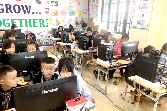 Những bộ máy tính để học sinh trường San Sả Hồ, thị xã Sa Pa tiếp cận công nghệ số